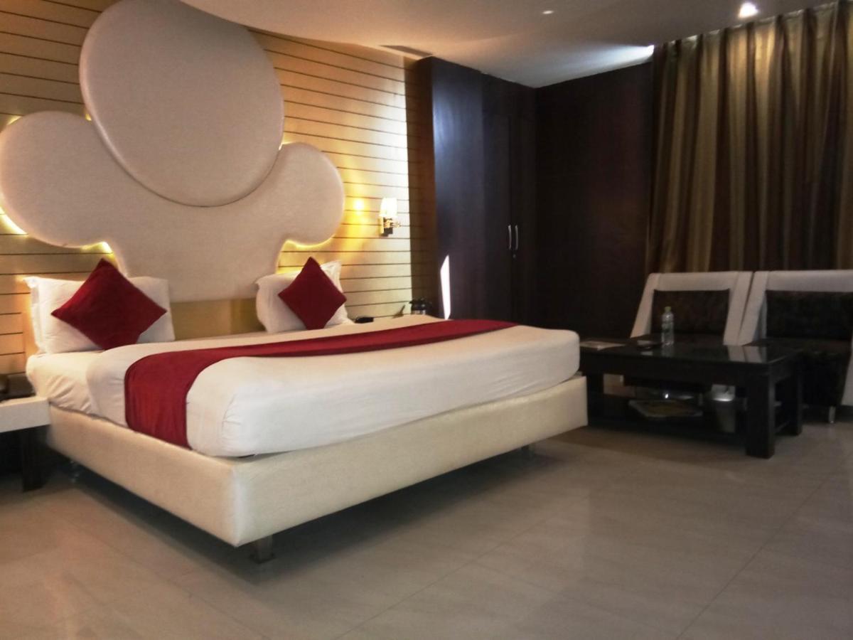 Hotel D'Grand Bareilly Eksteriør bilde