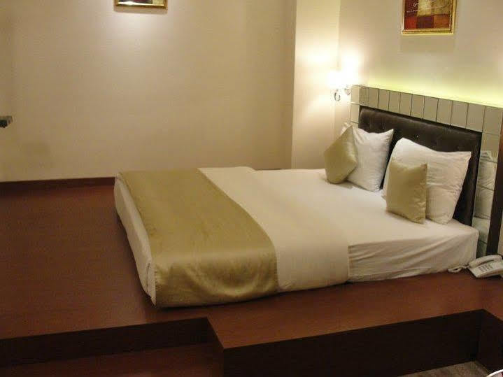 Hotel D'Grand Bareilly Eksteriør bilde